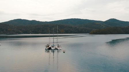 Wind Charter e canal do Youtube promovem passeio de veleiro em Paraty