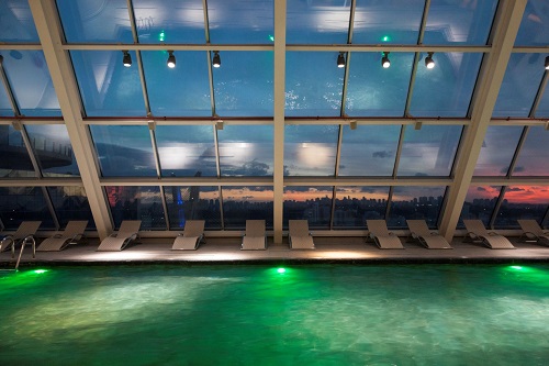 Composta por pedra vulcânica, piscina do Hilton São Paulo Morumbi é opção diferenciada no Verão