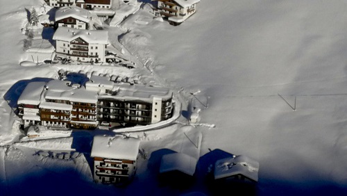Avalanche isola hotel e pousada nos Alpes italianos