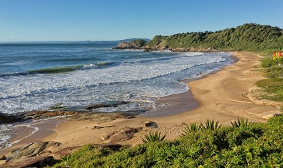 Conheça as praias naturalistas do Brasil