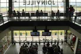 Infraero realiza limpeza do rio Iririú-Guaçu