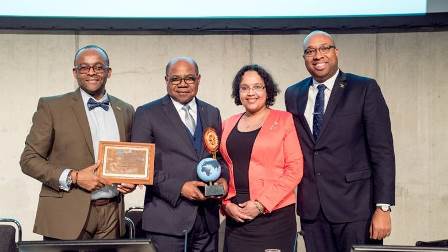 Ministro de Turismo da Jamaica recebe prêmio da PATWA