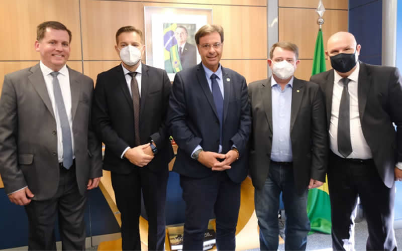 Ministro do Turismo conhece projeto do Cristo gaúcho e discute investimentos para a região