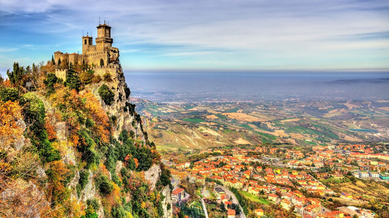 San Marino oferece vacina a turista que reservar hotel
