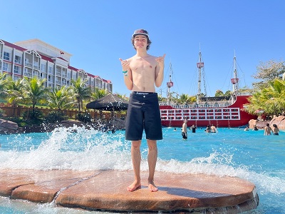 Ator Kevin Vechiatto visita São Pedro e se encanta com a cidade: “fiquei apaixonado!”