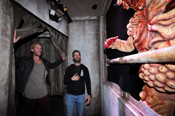 Criador de “The Last of Us”, Neil Druckmann, e o ator e dublador Troy Baker fazem um tour pela casa assombrada de “The Last of Us” no Halloween Horror Nights, exclusivamente, no Universal Studios Hollywood e Universal Orlando Resort 
