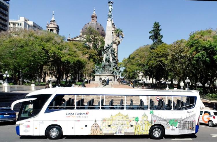 Novo ônibus turístico mostra Porto Alegre por diferentes ângulos