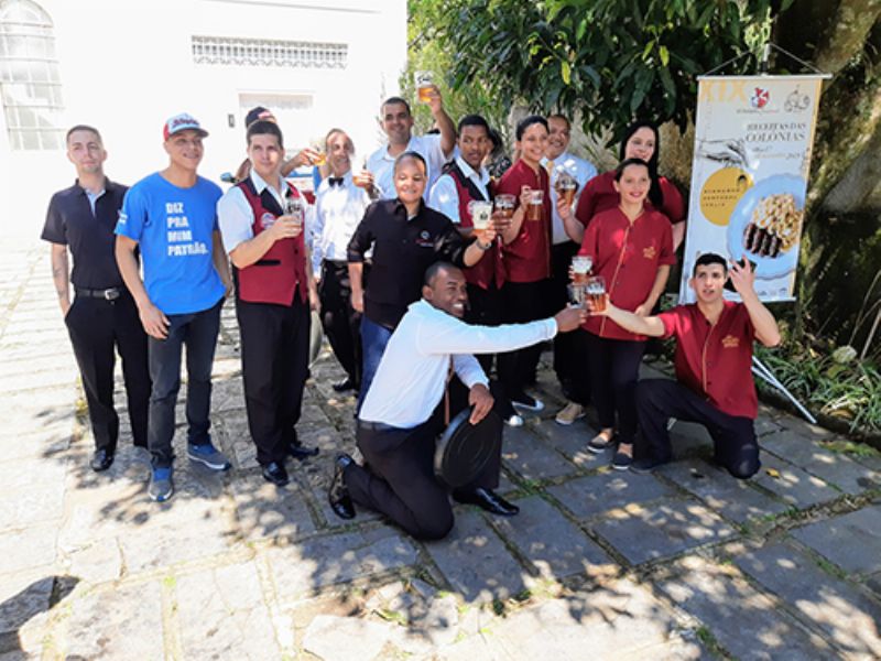 Corrida dos garçons e garçonetes no Petrópolis Gourmet 2023: competição divertida com prêmios acontece nesta quarta (08)